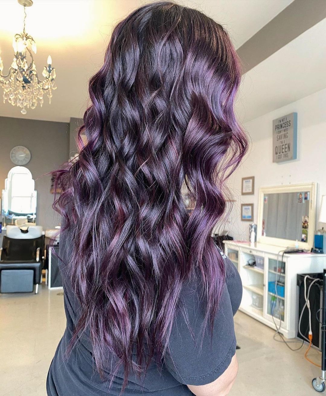 Tmavě fialová barva vlasů