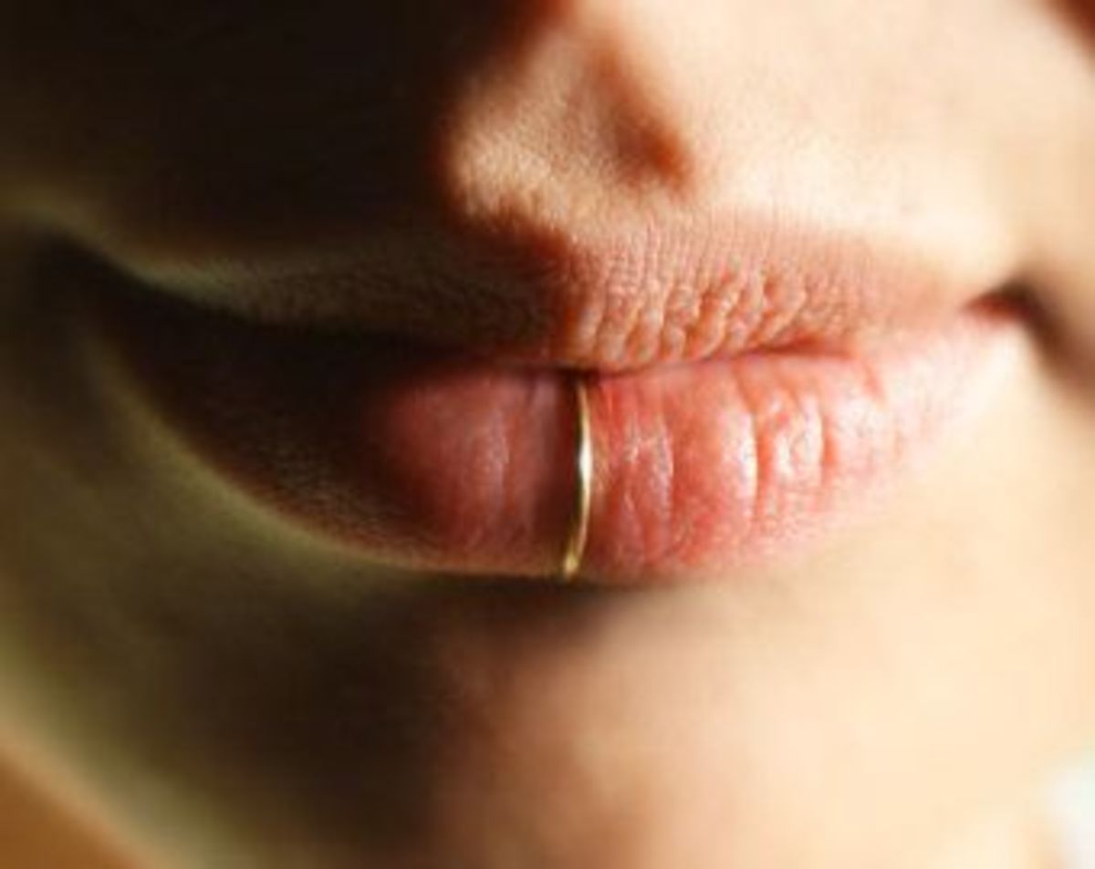 Geleneksel dudak halkasına alternatif bir seçenek; piercingi dudağın ortasına yerleştirmek oldukça güzel görünüyor.