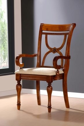 Krzesła drewniane z tapicerowanym siedziskiem