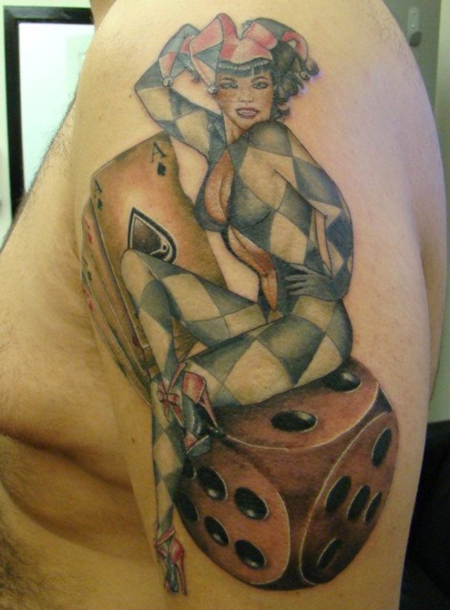 Joker ül a kocka tetováláson