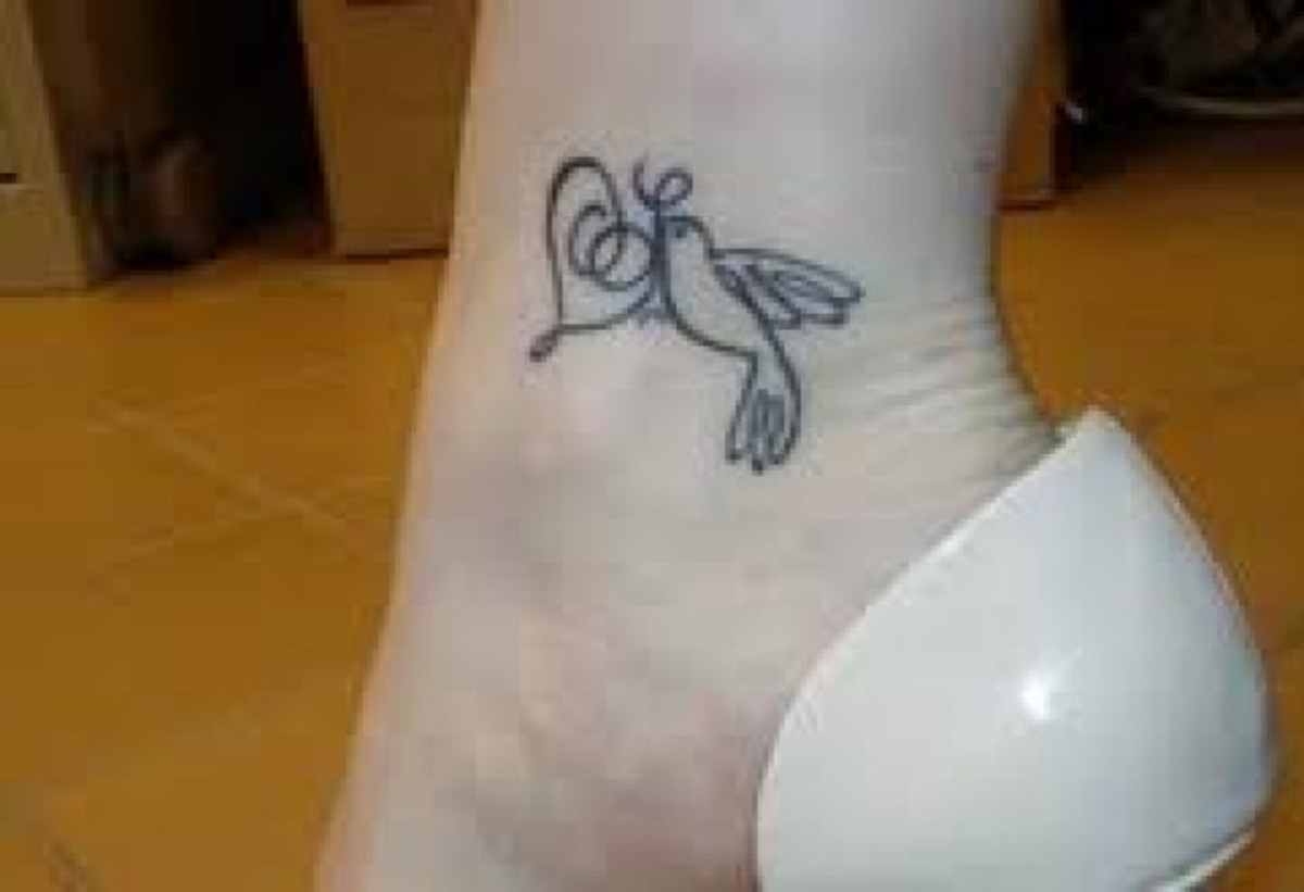 Kis galamb tetoválás a nő bokáján.