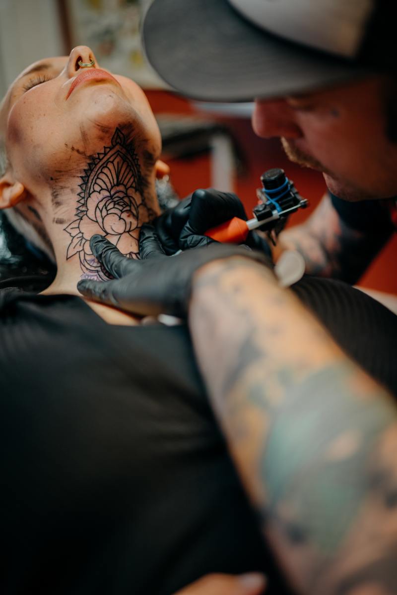 Krk je notoricky bolestivé místo pro tetování.