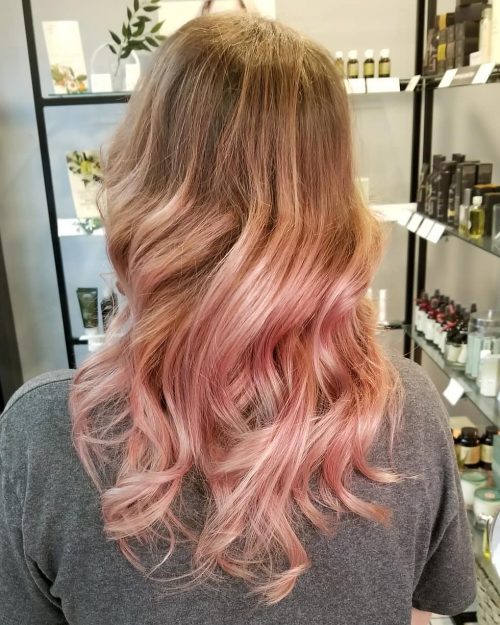 Hiekanruskeat - pölyiset vaaleanpunaiset pitkät ommbre -hiukset