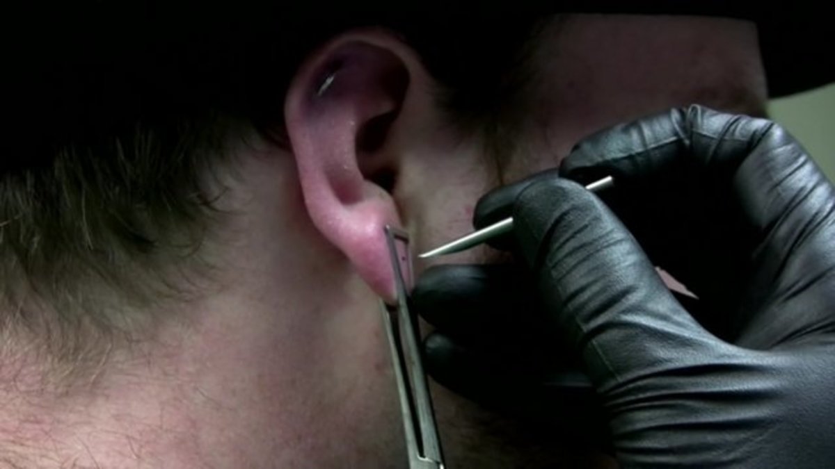 4-es fülpiercing; piercing Lane Jensen