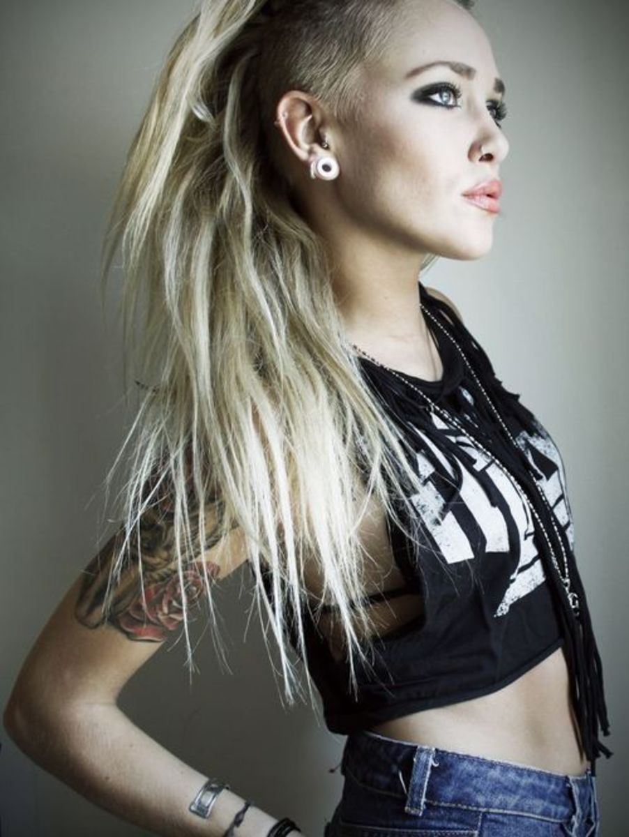 Egy modern nő fül piercing