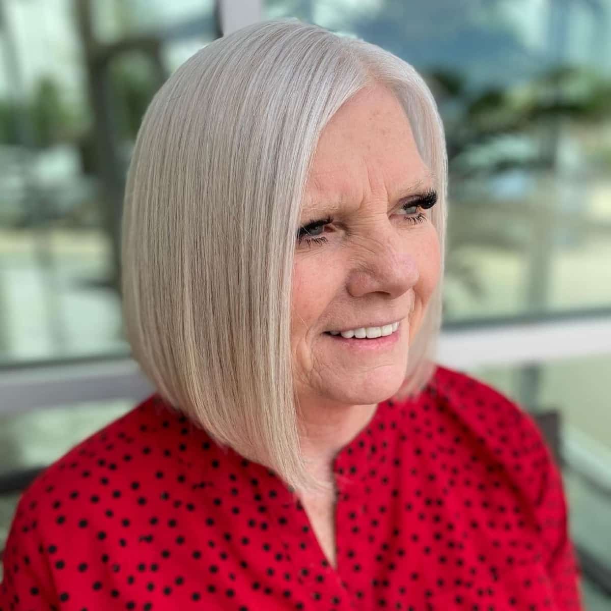 Edgy asymmetrisk lob for kvinner over 60 år med rett hår
