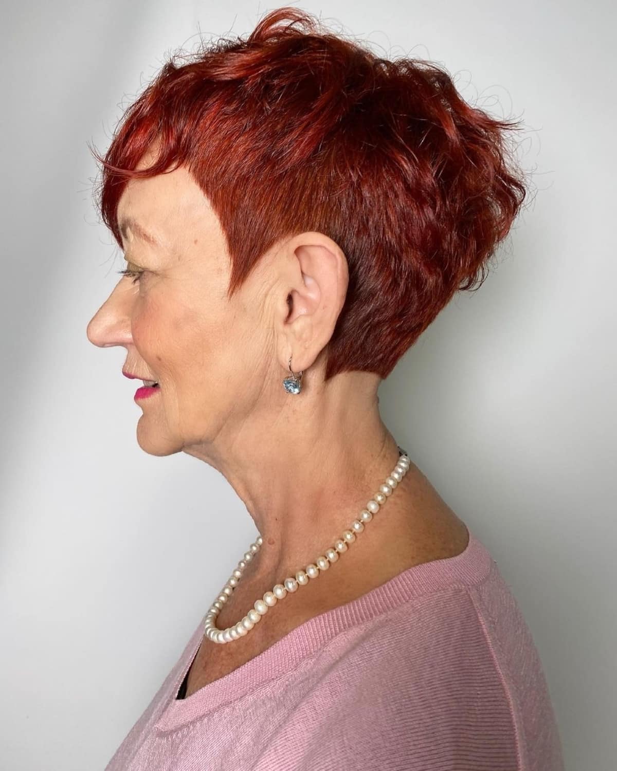 Élénk frizura 70 év feletti nőknek, személyiséggel