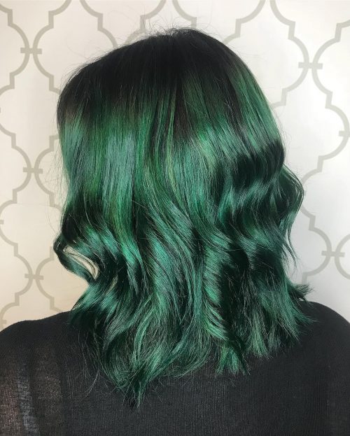 Zelená smaragdová barva vlasů
