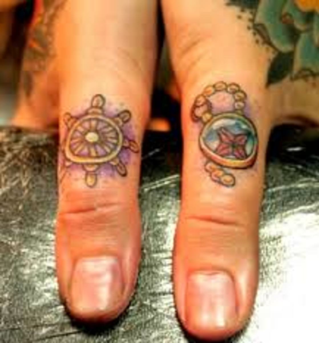 Nagyon díszes hüvelykujj tetoválások. Kíváncsi vagy, hogy ezek ki fogják állni az idő próbáját.
