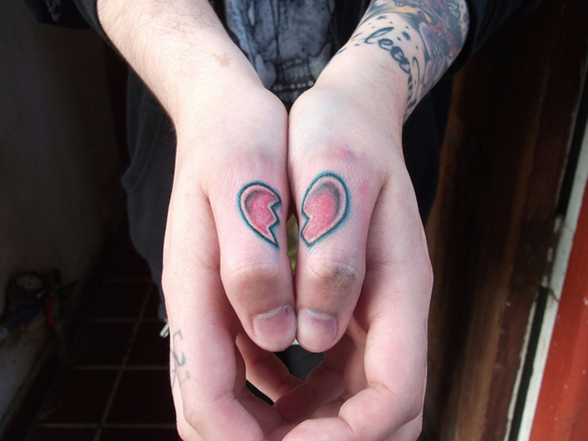Törött szív hüvelykujj tetoválás