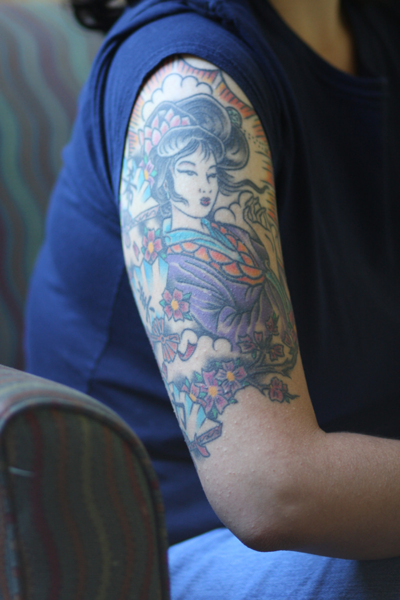 Biceps geisha tatovering.