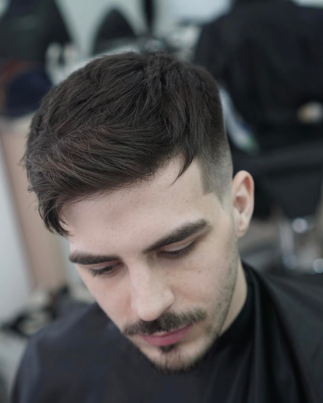 Kort hårklipp for menn med høy fade