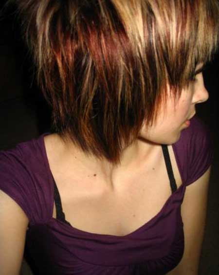 Ruskeat hiukset, joissa on sävyjä eri värejä