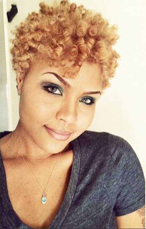 Nydelige blonde naturlige krøller for svarte kvinner