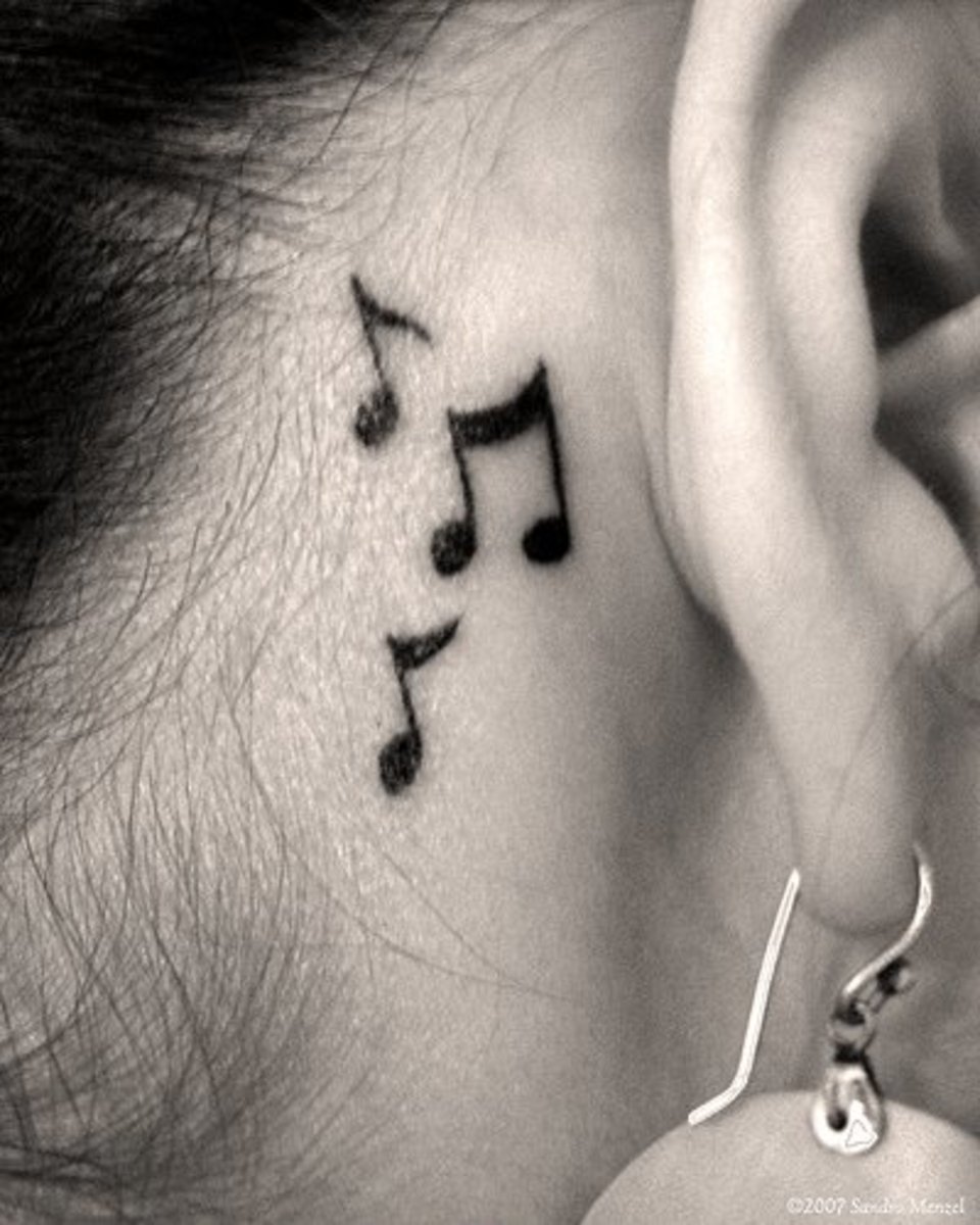 Kullanıcının kulağının arkasındaki müzik notalarından oluşan bir dövme.
