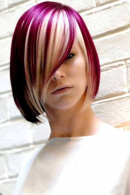 Kort blond frisyre med Henna -røde høydepunkter