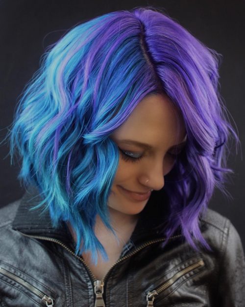 Poloviční fialové a modré vlasy