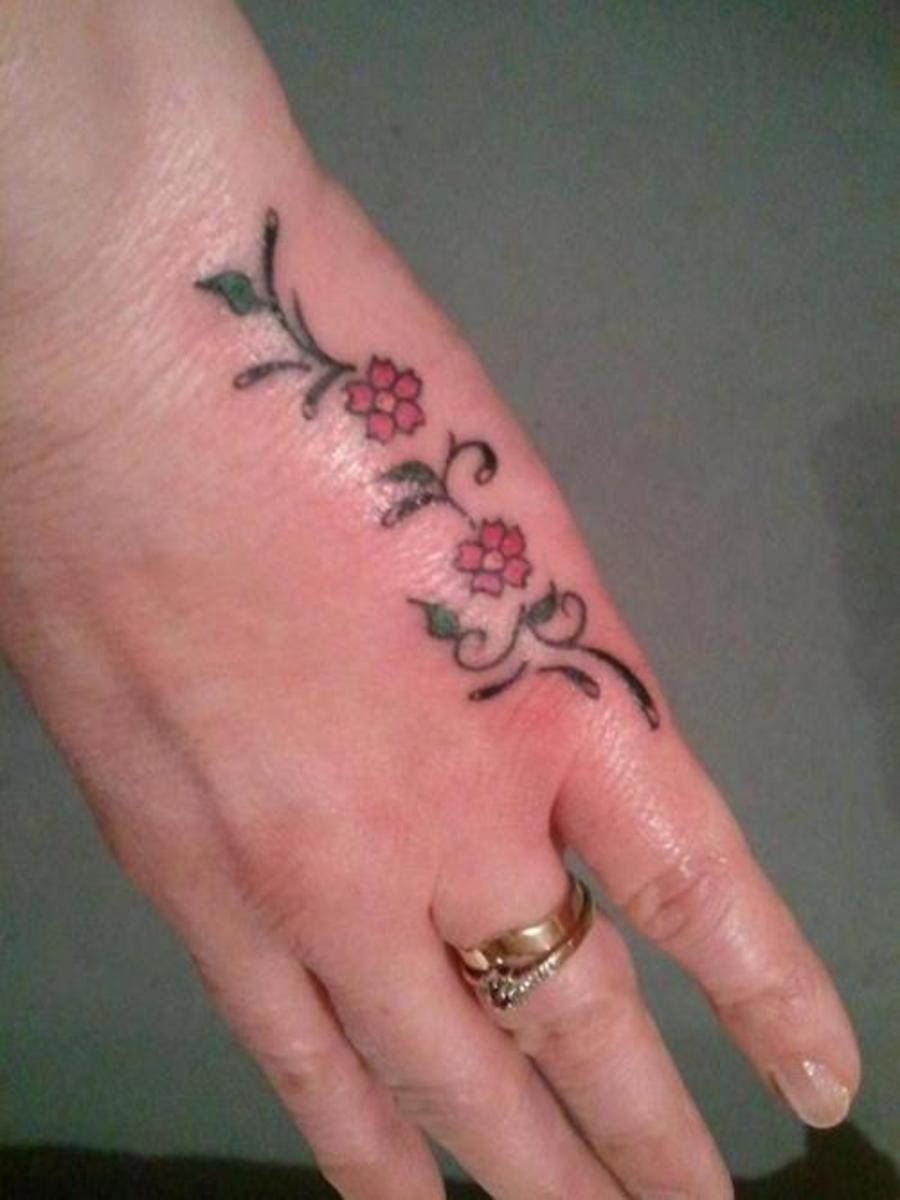 Virágos kézi tetoválás