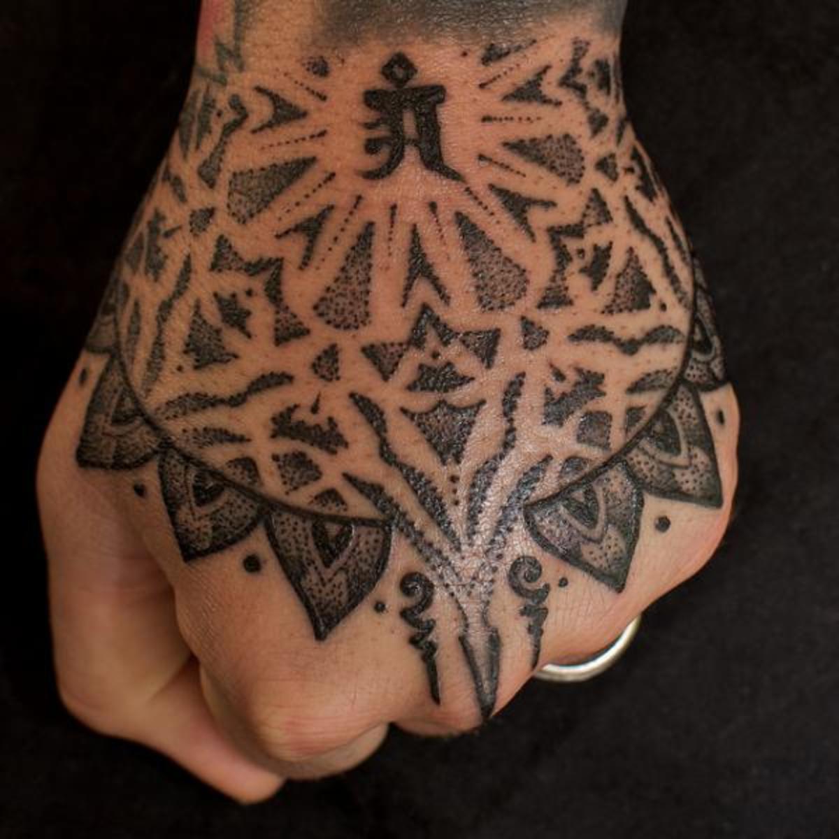 Teljes kézi tetoválás