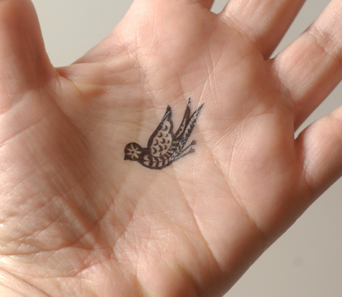 Ez a kézi tetoválás szépnek tűnik, de a vonalak kiállják az idő próbáját?
