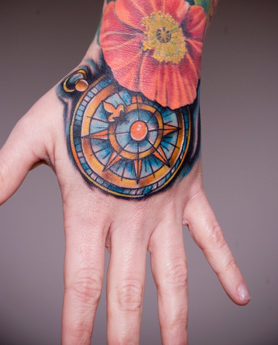 Hátsó kéz tetoválás: Ez egy teljes ujjú kiterjesztés, és fantasztikus!
