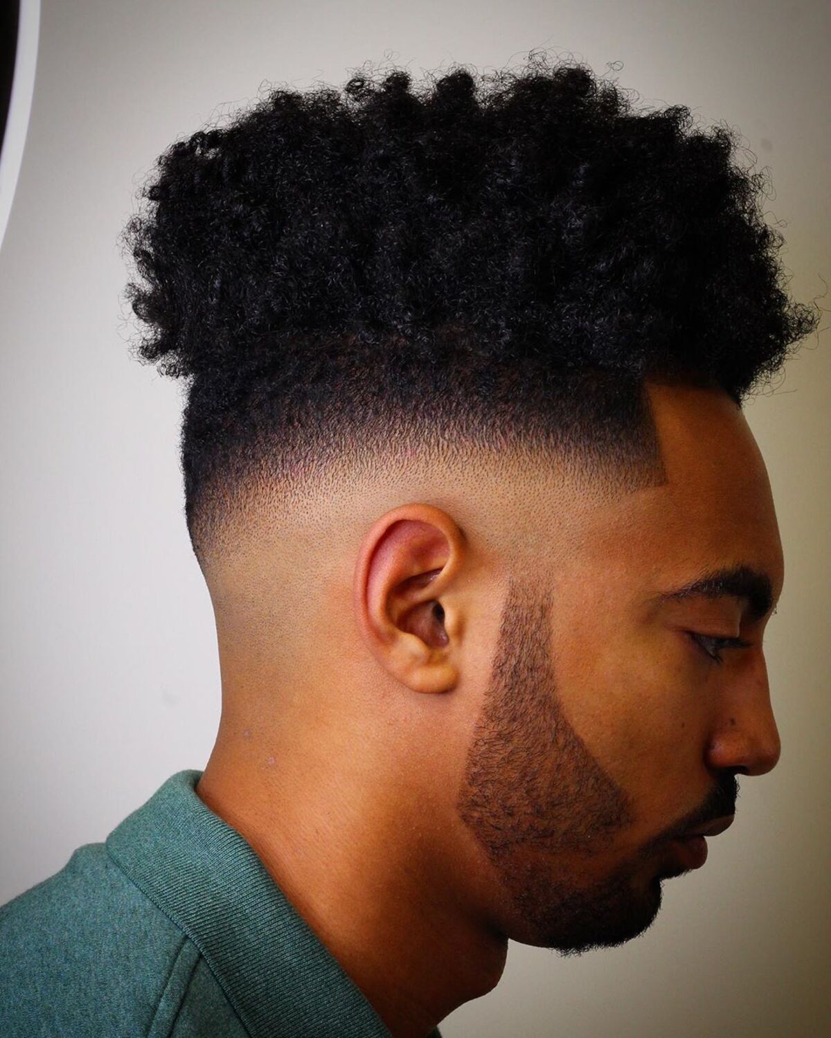 High Top Fade s ostrým plnovousem
