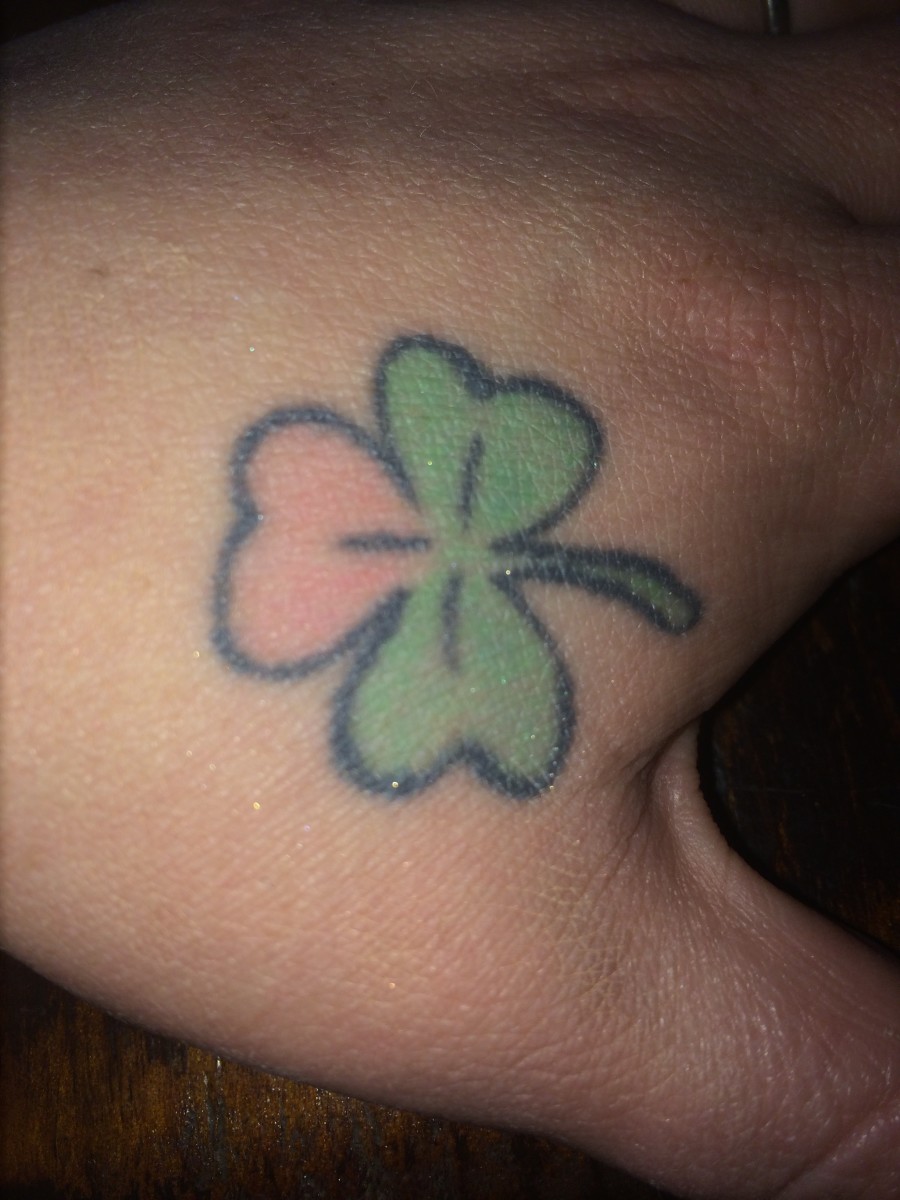 květinové tetování na něčí ruce