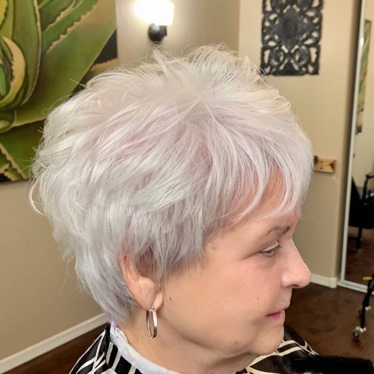 50 yaş üstü kadınlar için buzlu gümüş pixie saç