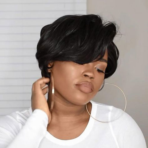 Vlnité účesy pro krátké vlasy černé ženy