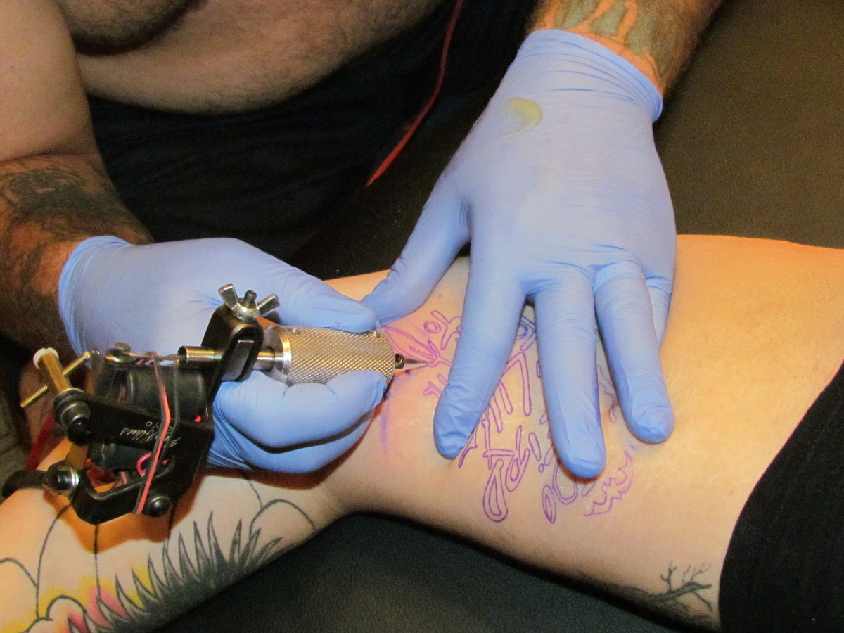 To je způsob, jakým práce na rovném povrchu pomáhá dosáhnout skvělého tetování.
