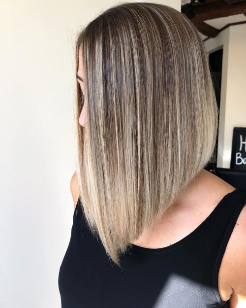 Lang omvendt Bob med lag for rett hår med askeblond balayage