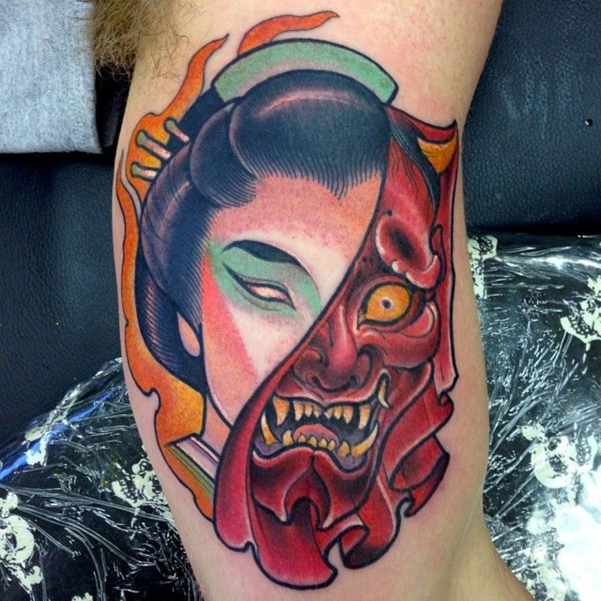 A tetoválóművészek kreativitásának másik módja a koponya vagy egy nő arcának egyesítése a Hannya maszkkal.