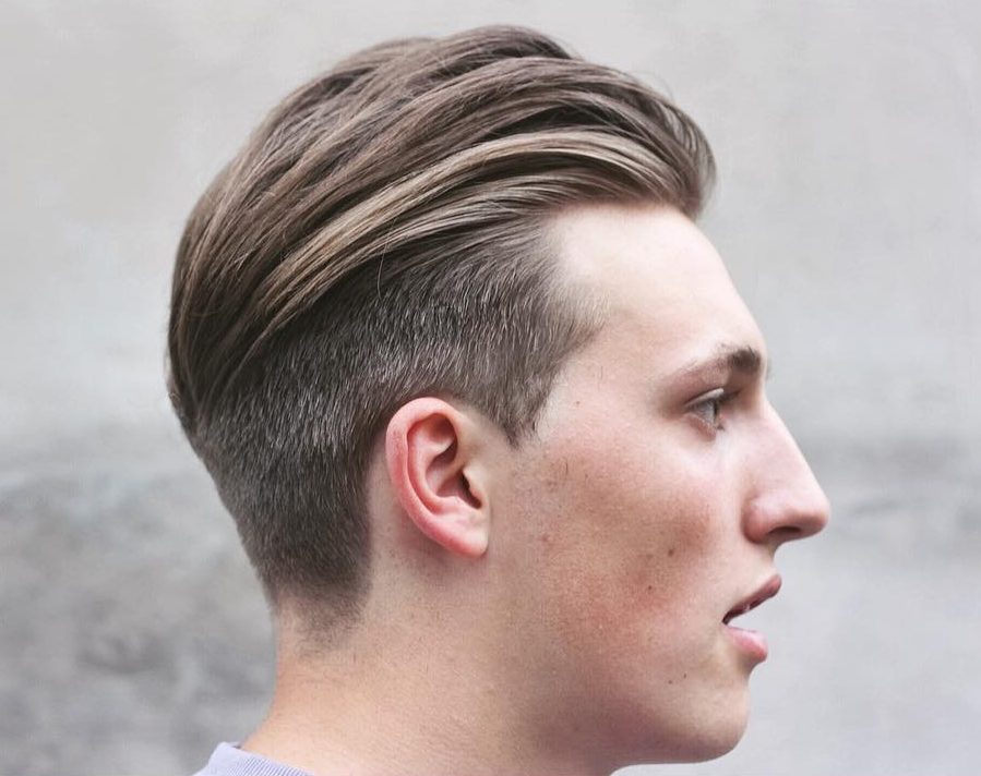 Erkekler için geriye doğru kaymış modern alttan kesilmiş saç modeli