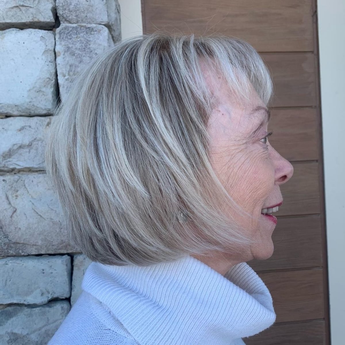 Lagdelt bob for grått tynt hår for kvinner over 60 år
