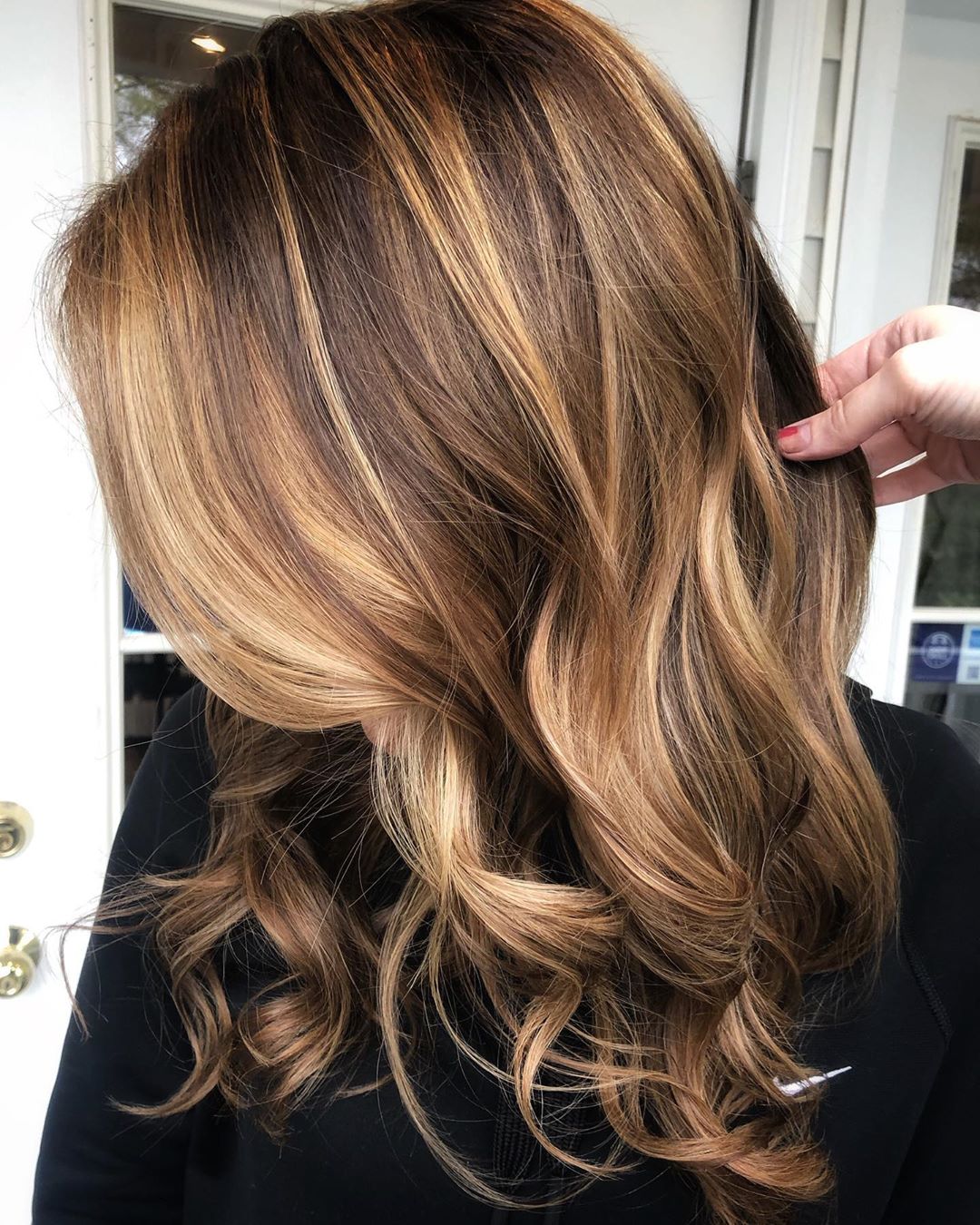 světle zlatavě hnědé vlasy balayage