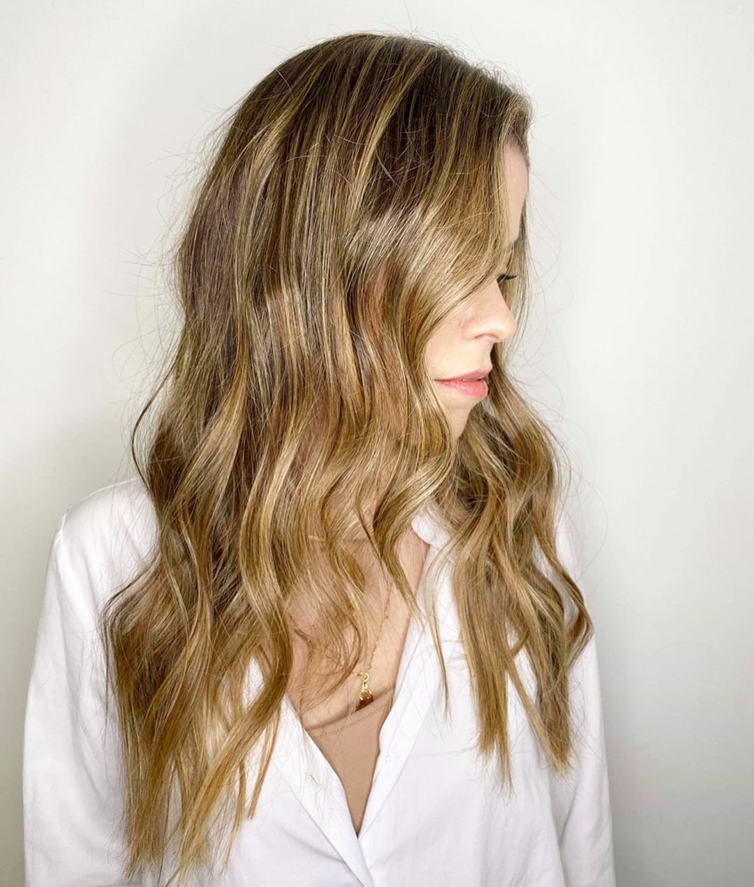 světle zlatohnědé vlasy s blond odlesky