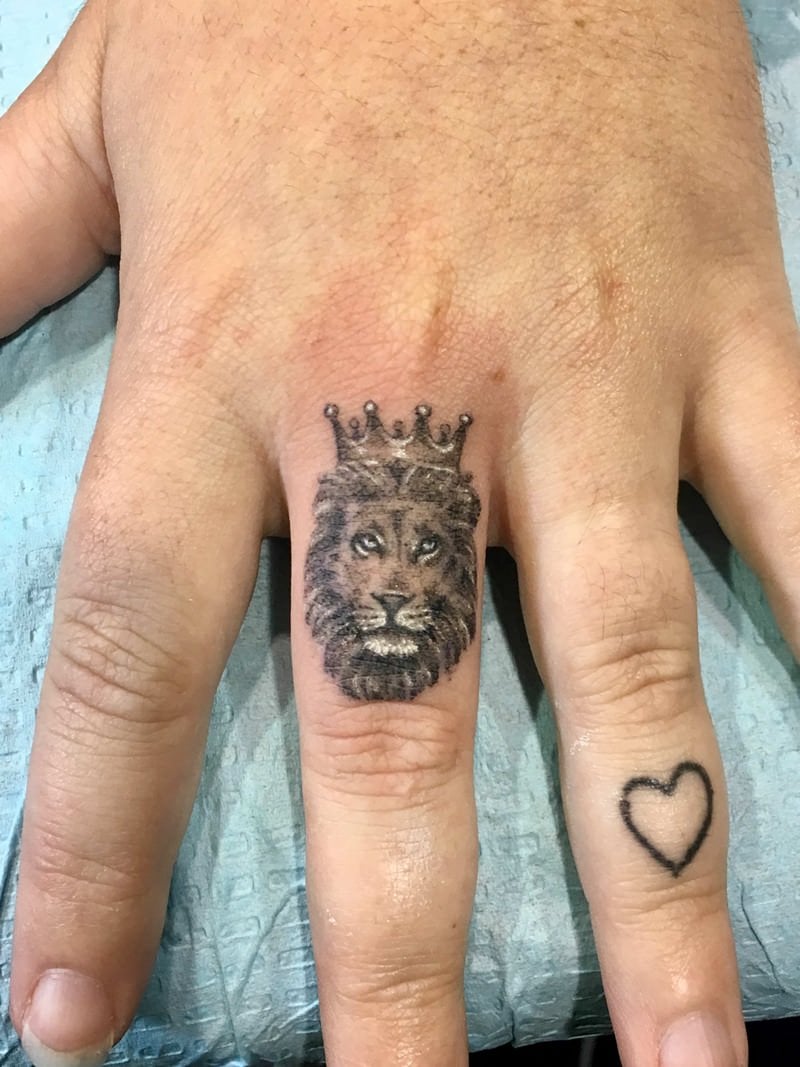 oroszlánujj tetoválás