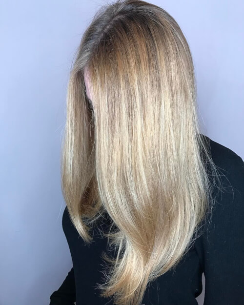 Blonde høydepunkter på brunt hår med mørke røtter
