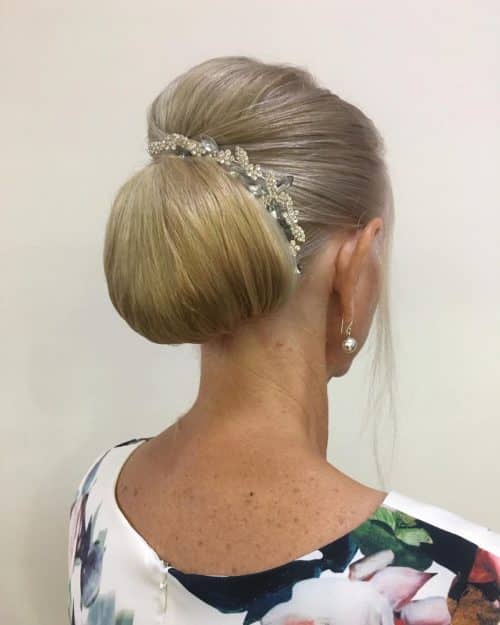 lang elegant chignon -frisyre for kvinne over 50 år