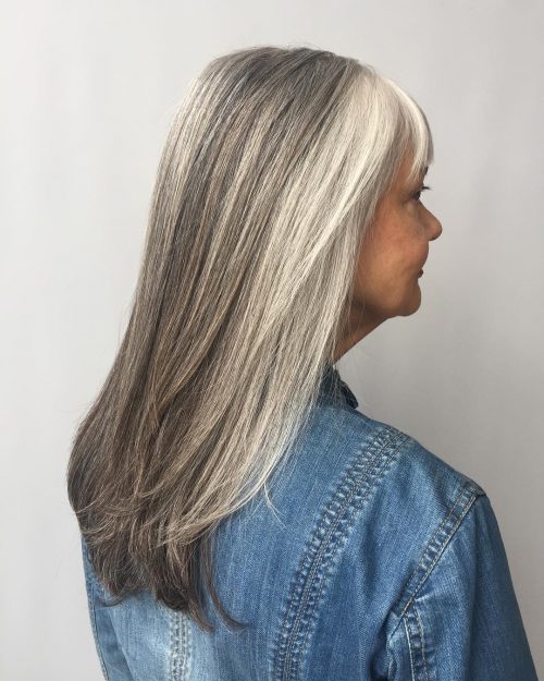 lang frisyre for kvinne over 50 år med grått hår