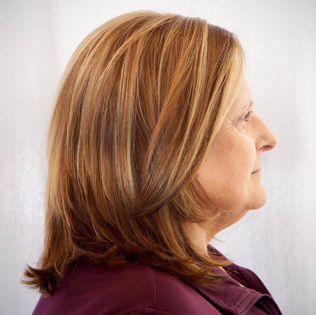 közepes rövid rétegű frizura 50 év körüli nőknek kerek arccal