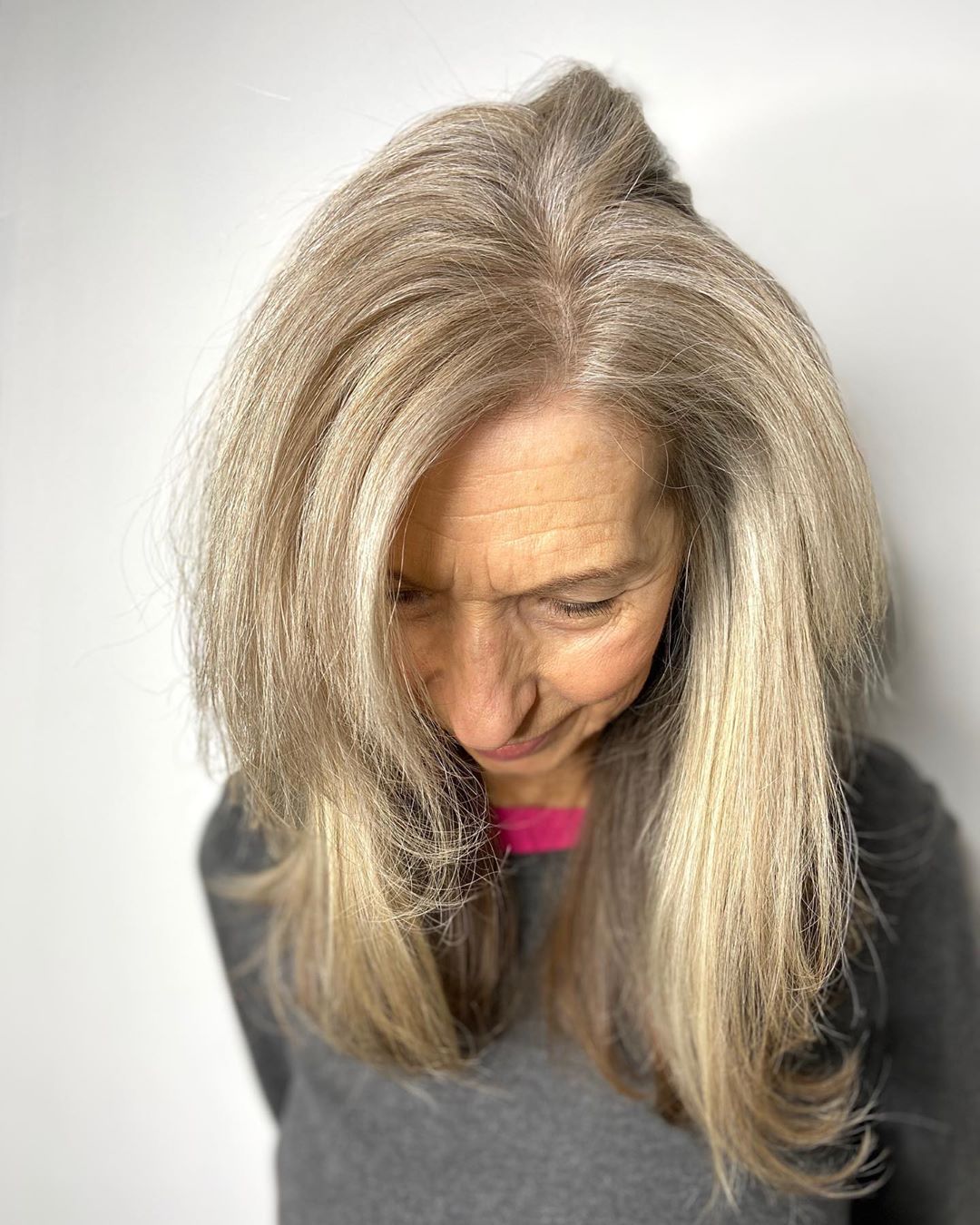 hosszú egyenes hajvágás egy 70 év körüli nő számára