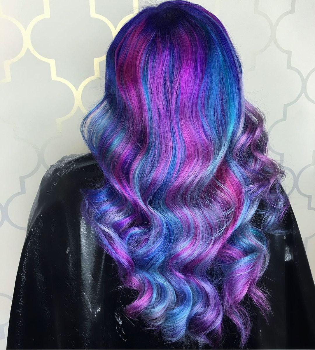 Purpurové, královské modré a světle modré vlasy