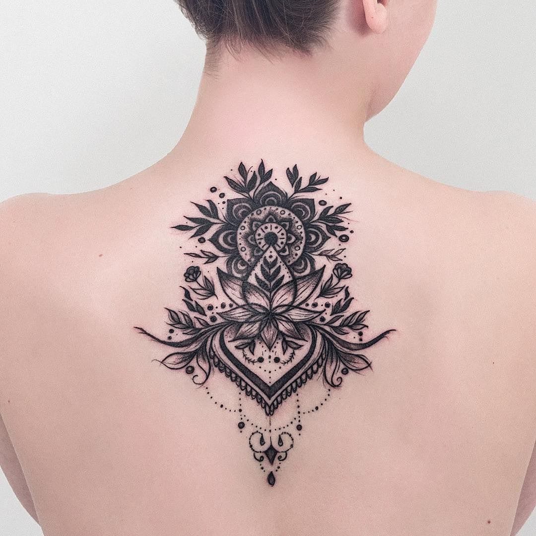 tetování mandaly na zádech