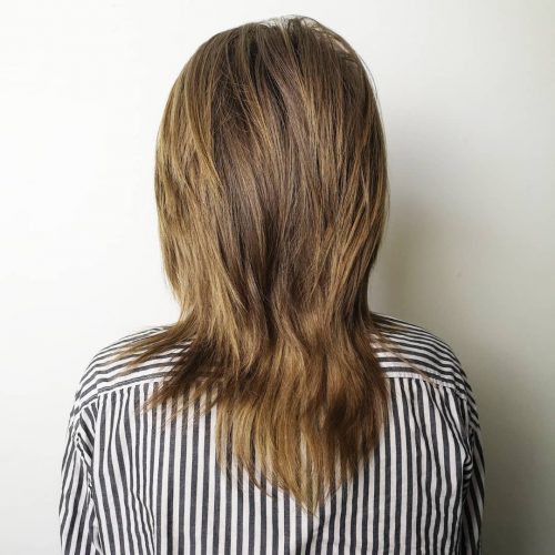 Střední V-Cut vlasy s vrstvami