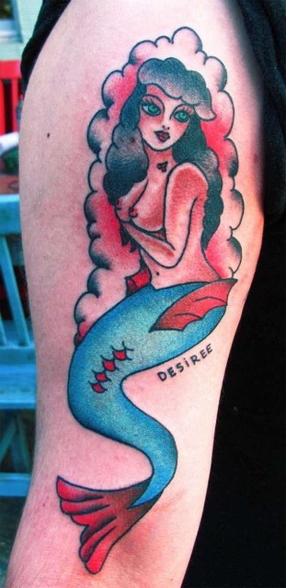 Erittäin kirkkaita värejä tässä merenneito-tatuoinnissa ... ja pin-up-tyylissä