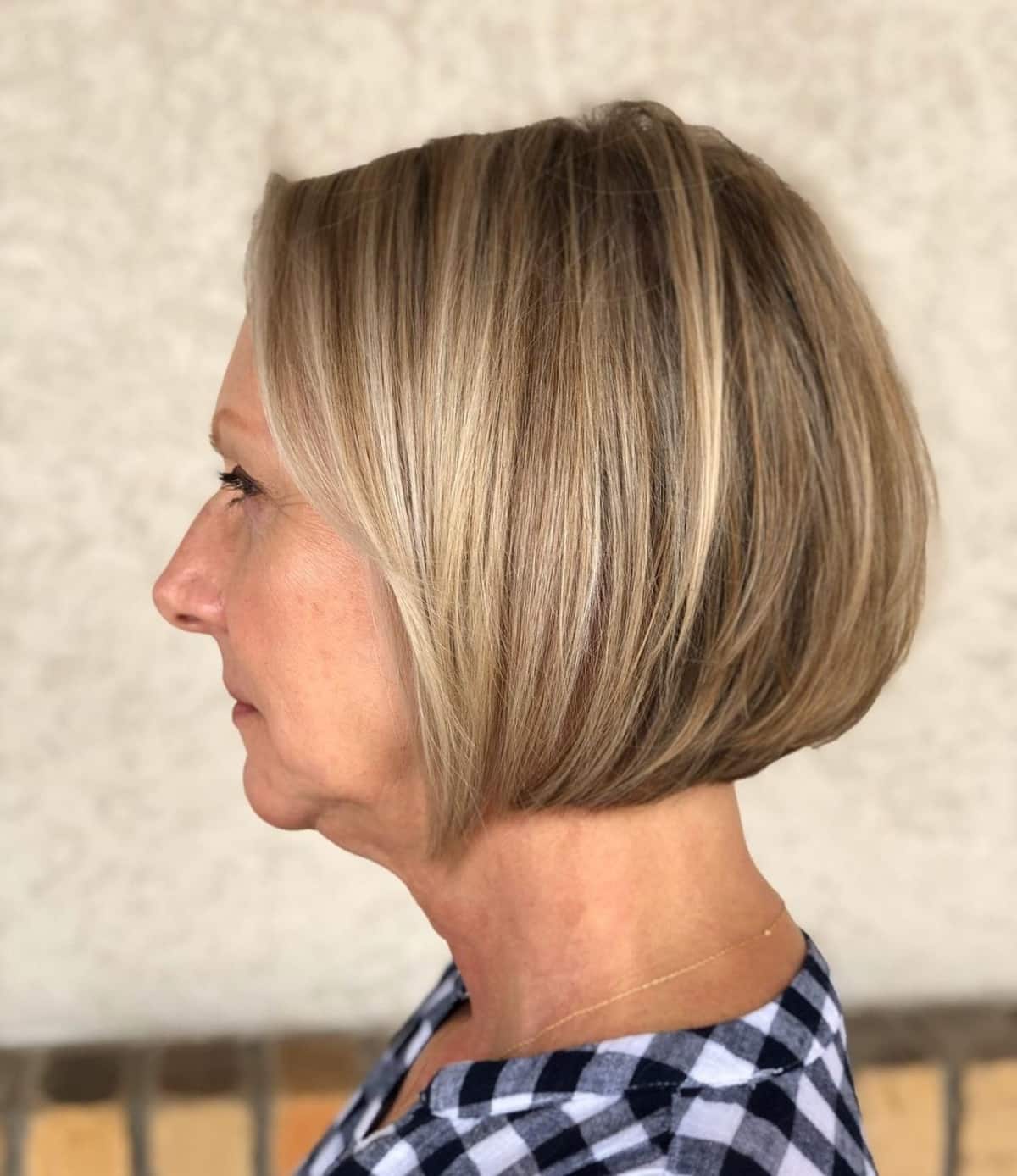 Moderne klumpete blonde høydepunkter for kvinner over 50 år