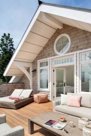 Aménagement à la mode d'une maison de 6x8 m avec un grenier