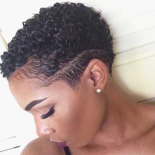 Fekete női rövid természetes frizurák