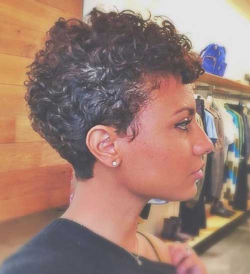Rövid természetes hajvágás fekete nőknek
